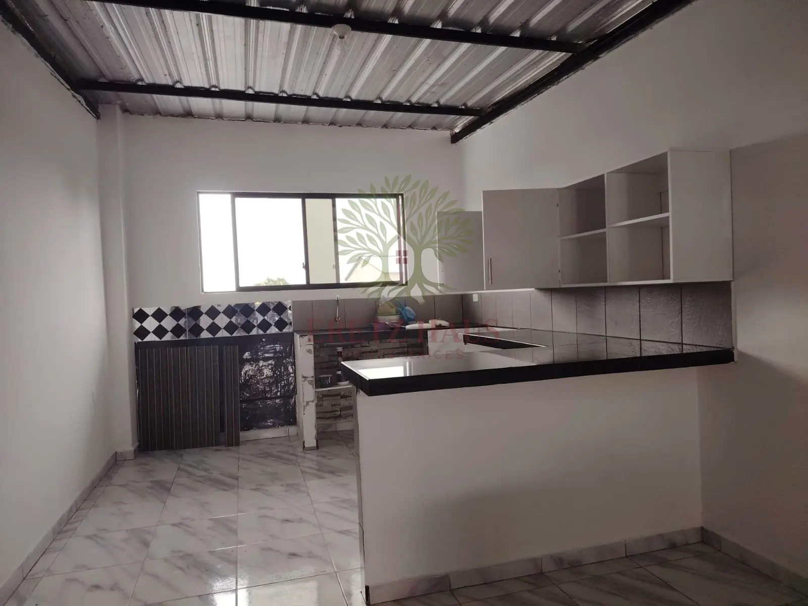 OPORTUNIDAD DE INVERSIÓN EN SANTO DOMINGO Se vende propiedad de 3 pisos, ideal para inversión o renta, ubicada en la Cooperativa Víctor Manuel Bastidas.