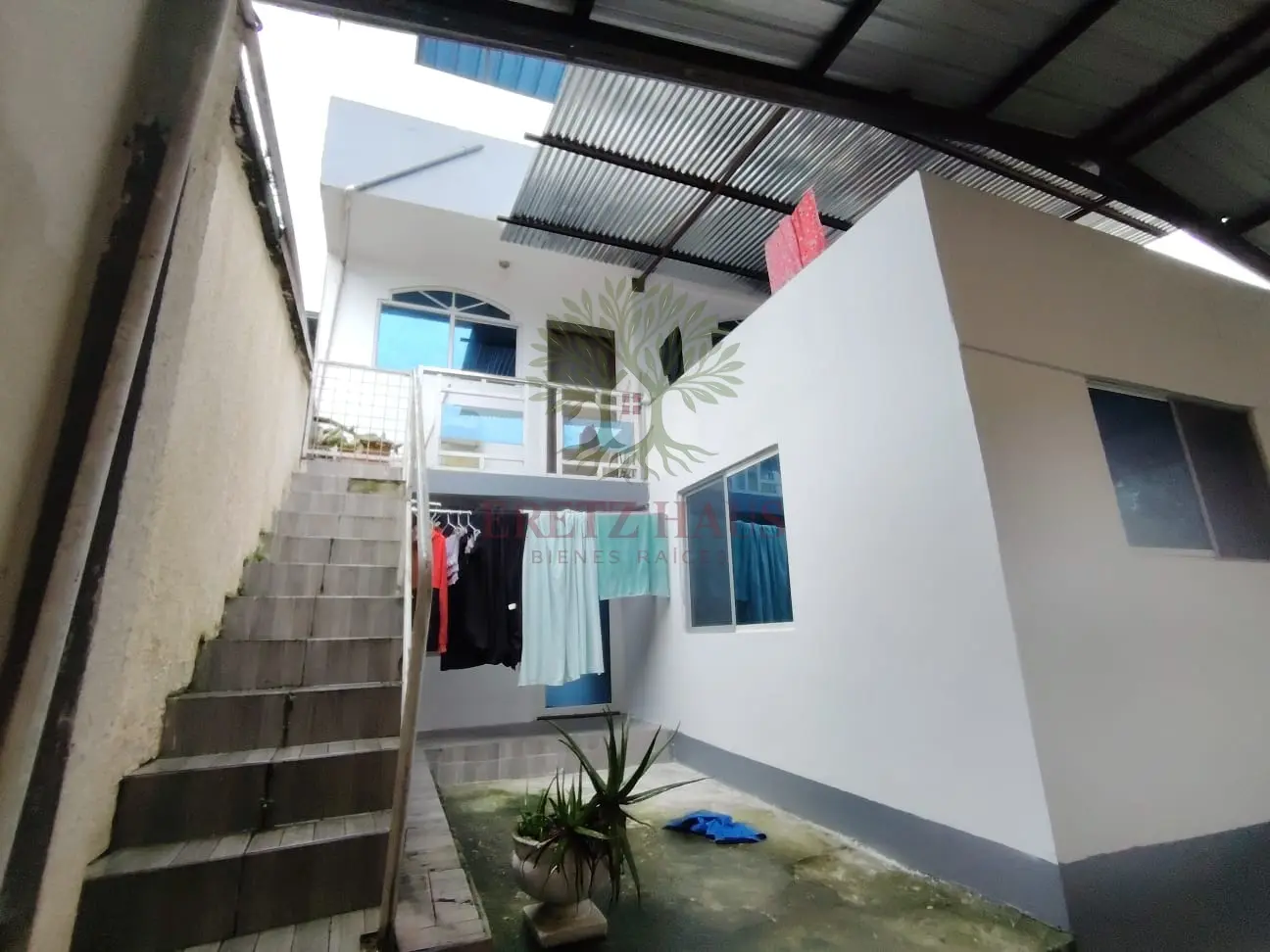 OPORTUNIDAD DE INVERSIÓN EN SANTO DOMINGO Se vende propiedad de 3 pisos, ideal para inversión o renta, ubicada en la Cooperativa Víctor Manuel Bastidas.