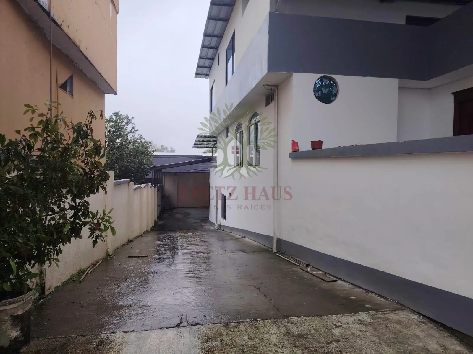 OPORTUNIDAD DE INVERSIÓN EN SANTO DOMINGO Se vende propiedad de 3 pisos, ideal para inversión o renta, ubicada en la Cooperativa Víctor Manuel Bastidas.