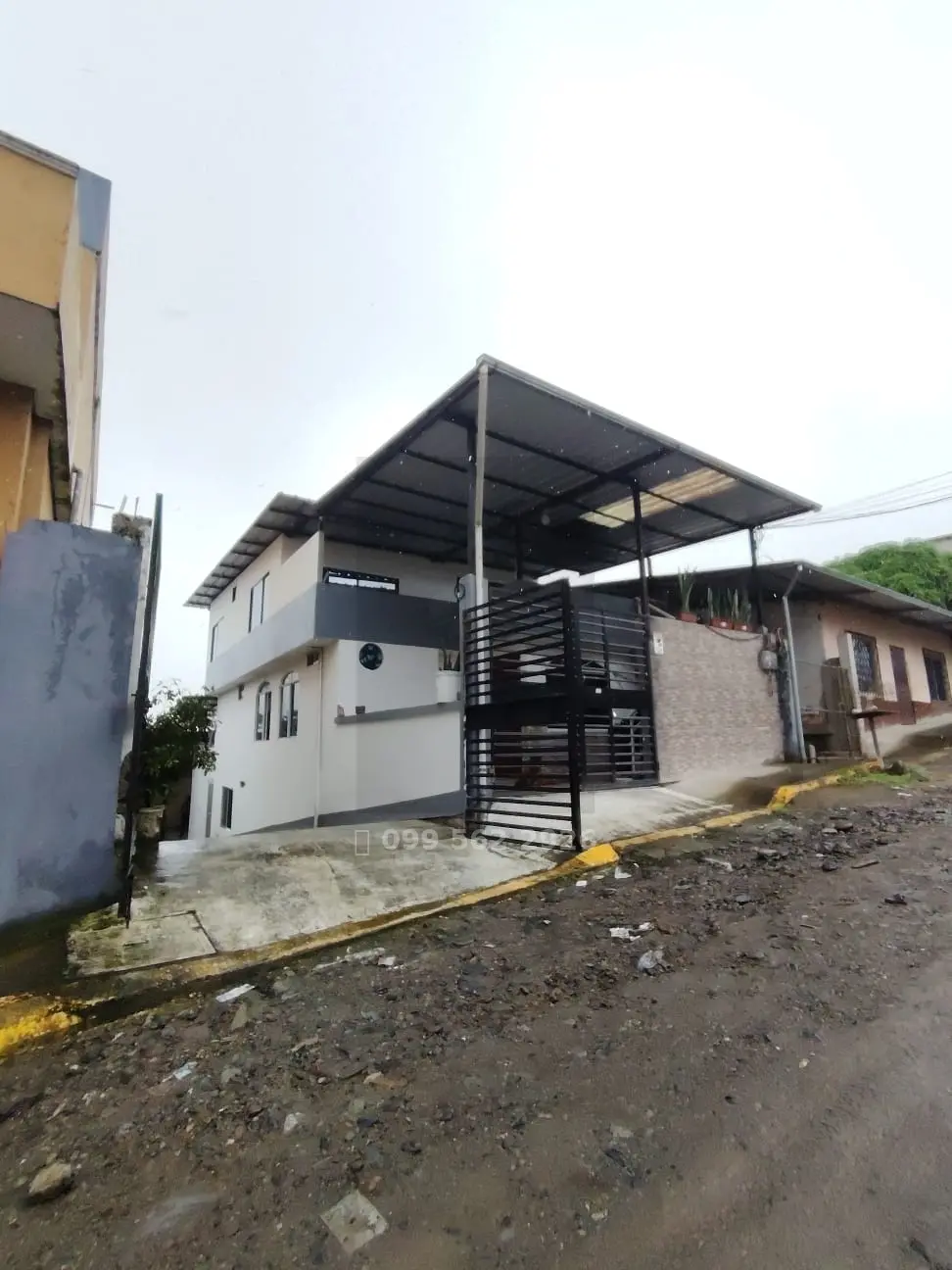 OPORTUNIDAD DE INVERSIÓN EN SANTO DOMINGO Se vende propiedad de 3 pisos, ideal para inversión o renta, ubicada en la Cooperativa Víctor Manuel Bastidas.