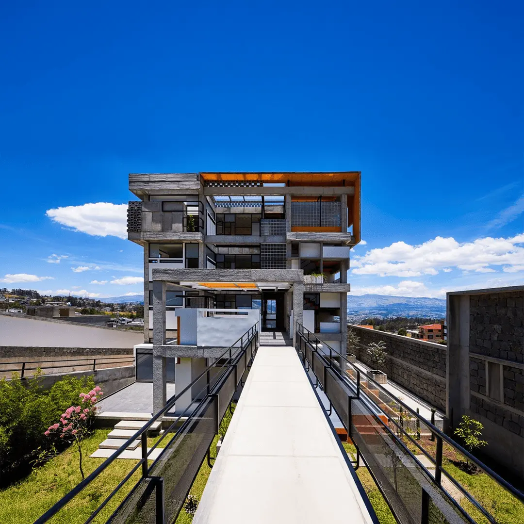 Edificio Rentero en Venta | +$2,700/mes | Diseño Premiado | en Quito - Valle de los Chillos