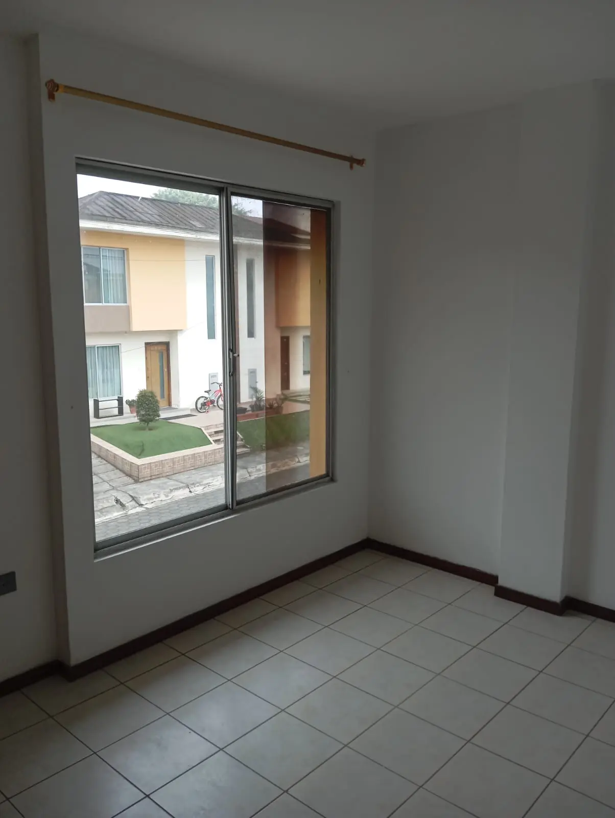 CASA EN VENTA - URB. LA FLORESTA - SANTO DOMINGO - ZOFIN INMOBILIARIA