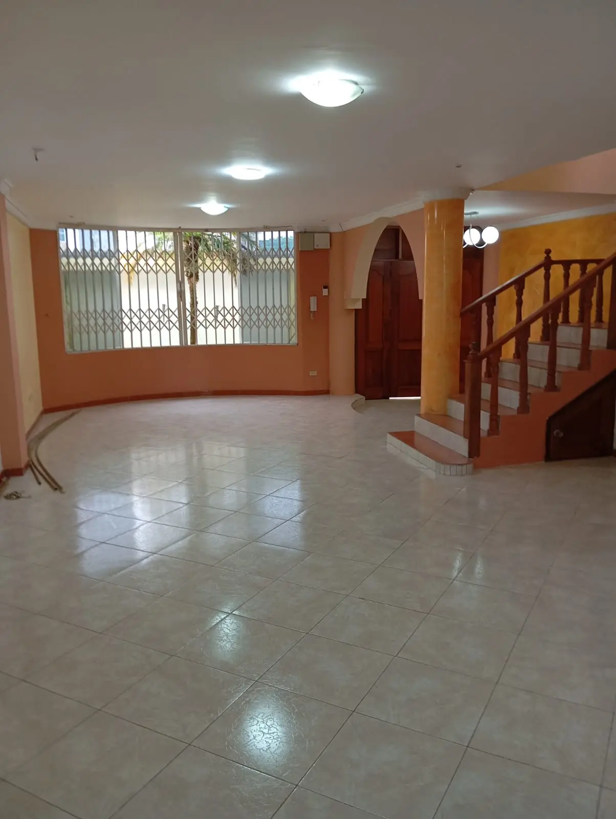 CASA EN VENTA - SANTO DOMINGO - ZOFIN INMOBILIARIA - Mario Benalcázar