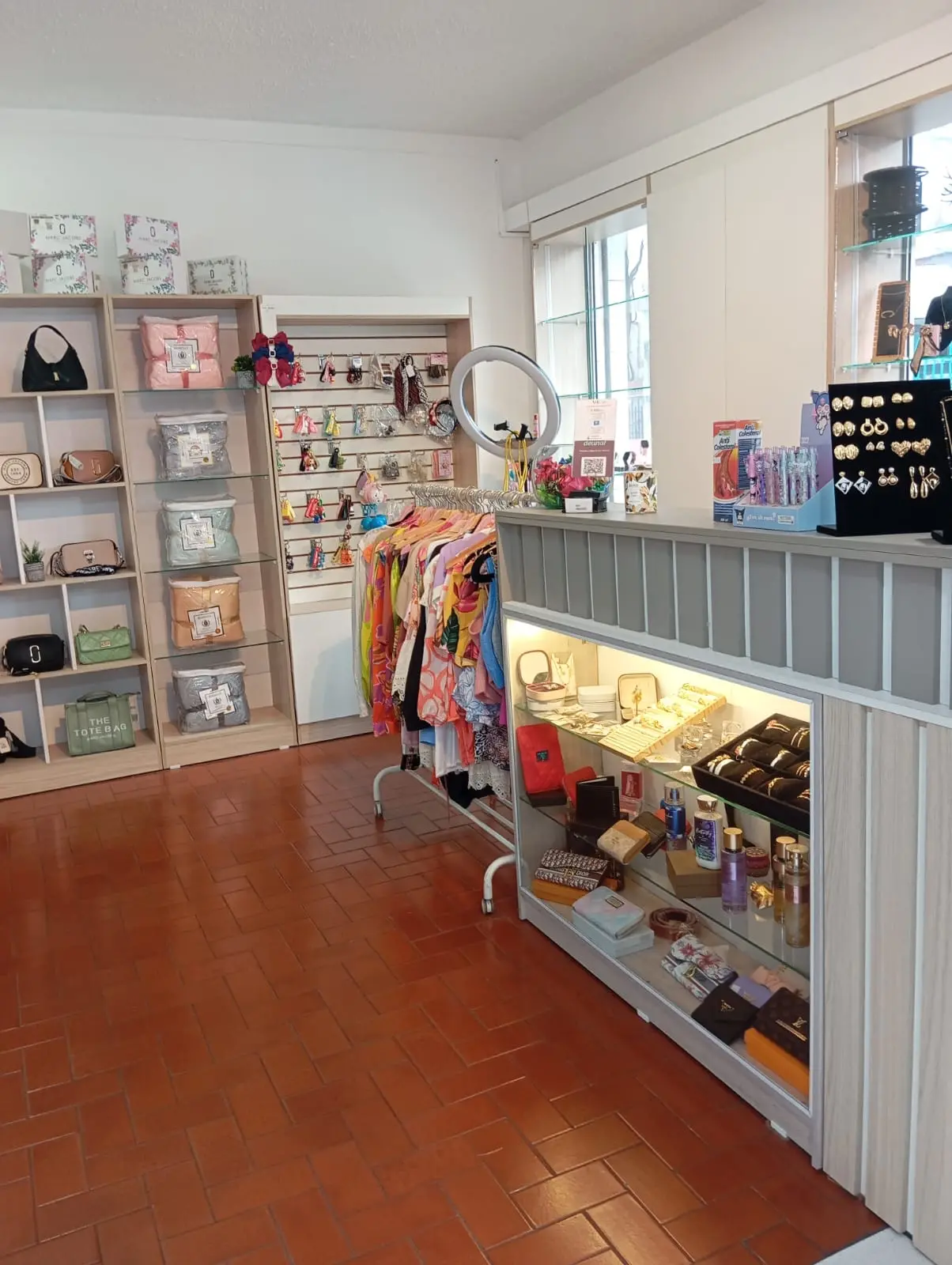EDIFICACION COMERCIAL EN VENTA - ZOFIN - MARIO BENALCAZAR
