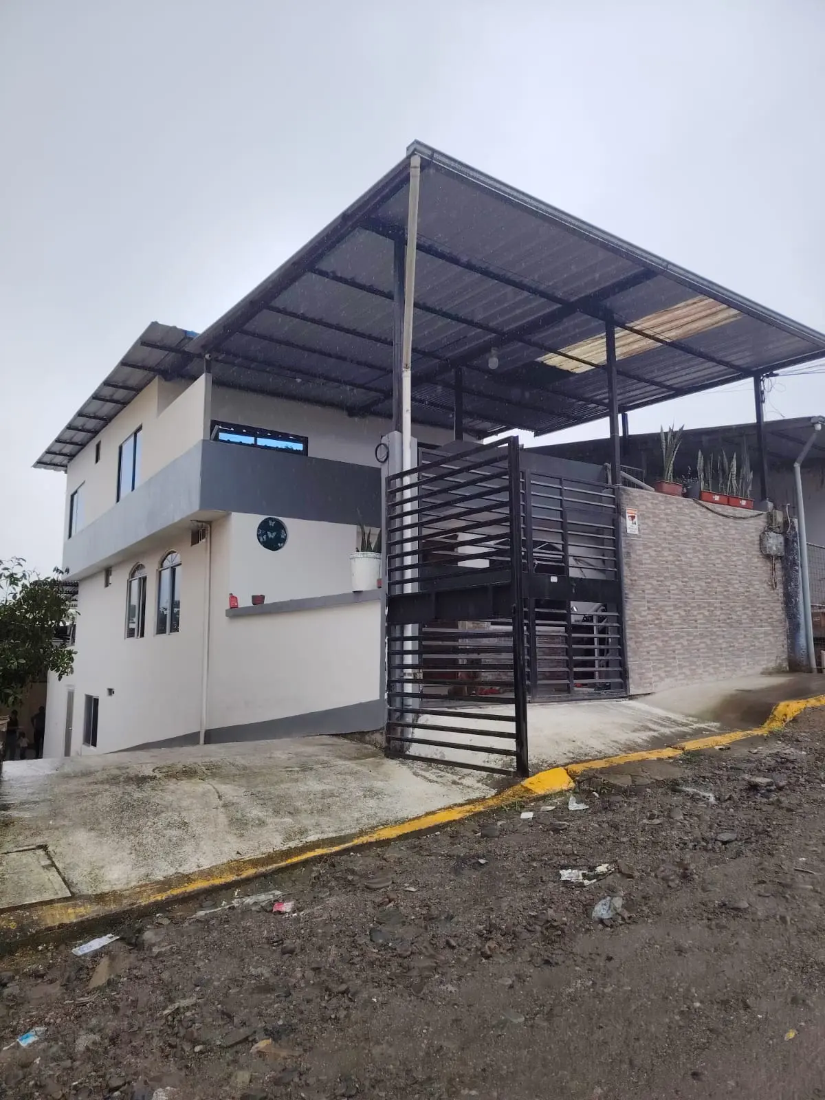 OPORTUNIDAD DE INVERSIÓN EN SANTO DOMINGO Se vende propiedad de 3 pisos, ideal para inversión o renta, ubicada en la Cooperativa Víctor Manuel Bastidas.